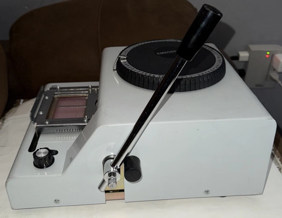 Máquina de estampado de tarjetas de identificación de PVC para tarjetas de identificación de etiquetas de perro Foto 4 de 4