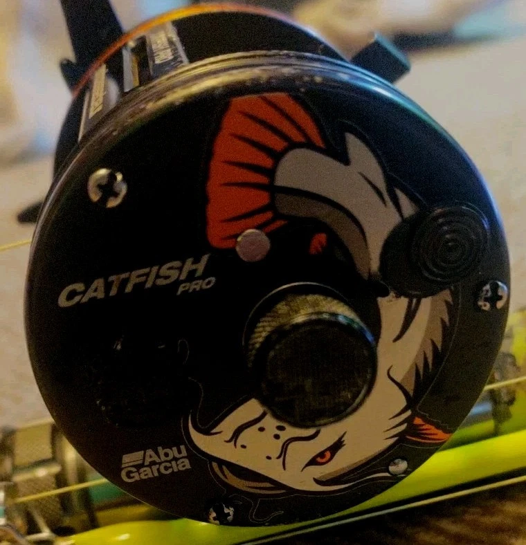 Ambassador 6500cp Catfish Pro Rocket/Ancient Mariner Albatross 9.6in Camo/HvyRod - Image 2 of 4