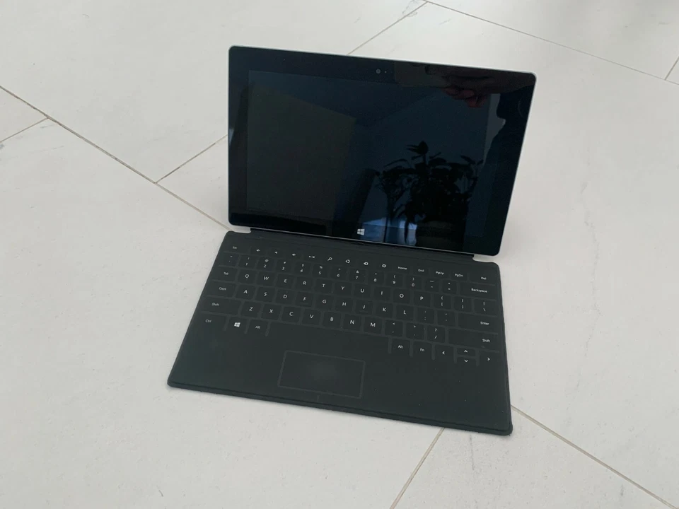 Microsoft Surface 2 32GB, Wi-Fi, 10.6in - Bundled, For Parts Only Sold As Is - Image 3 of 4