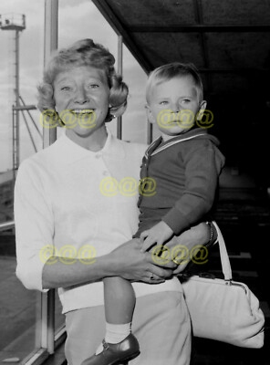Foto - Dora Bryan & Sohn Candid Portrait, London Airport, 1960