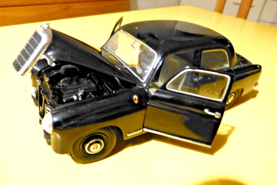 Revell ( Bburago) Modellauto: Mercedes-Benz 180 schwarz von 1954, Maßstab 1:18 - Bild 3 von 4