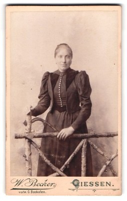 Fotografie W. Becker, Gießen, Bahnhofstraße, Elegantes Porträt einer Dame 