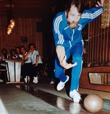 Mann wirft Kugel beim Bowling Kegeln Kegelbahn mit Publikum Farbfoto