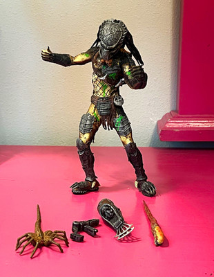 NECA Aliens vs Predator Wolf Action Figure Battle Damaged w Accessories 2008
