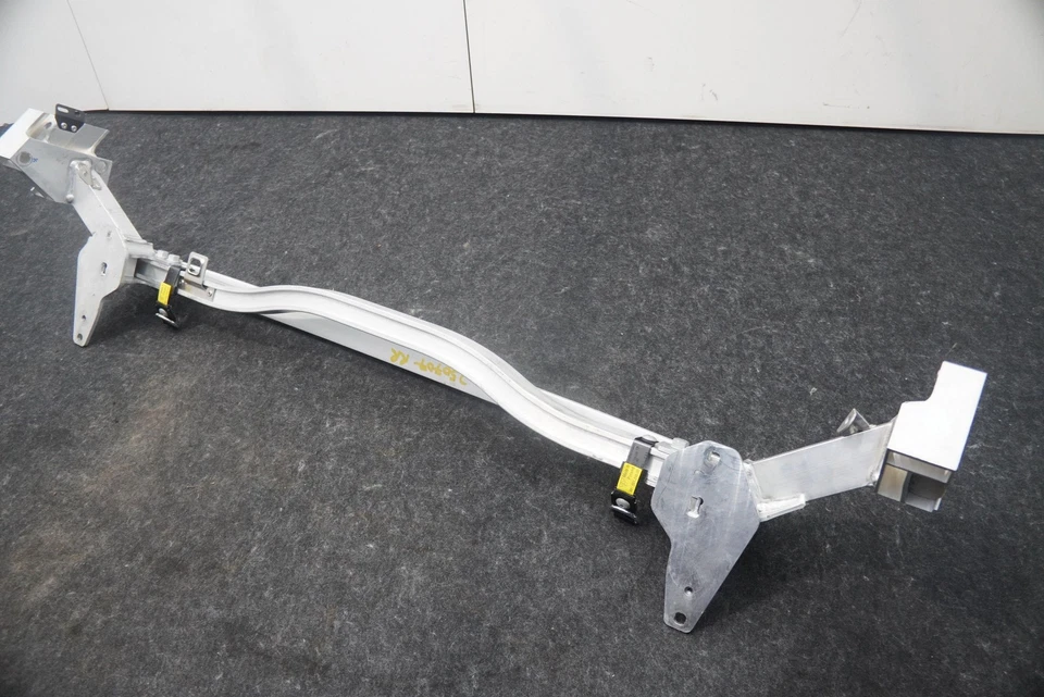 Soporte de travesaño trasero del motor 98155541302 Porsche 718 Cayman 982 Foto 3 de 4