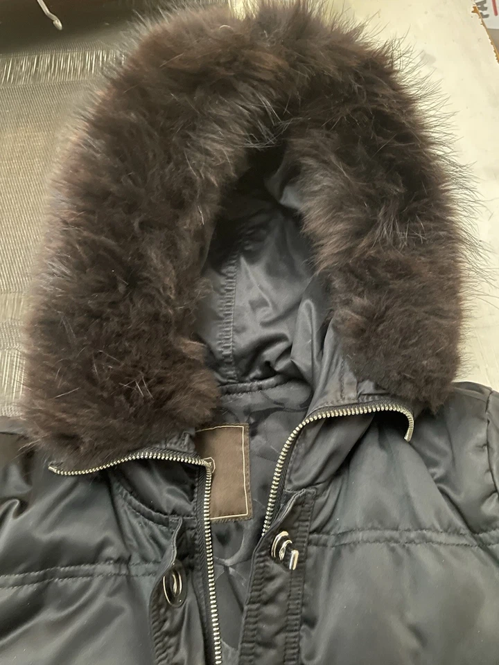 Jaqueta de inverno COACH preta acolchoada acabamento de pele comprimento 3/4 90% pele de coiote - Imagem 3 de 4