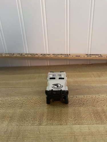 Preowned White Dino Expedition "Maisto " Jeep..White/Black..1/64 scale.. - Picture 2 of 9