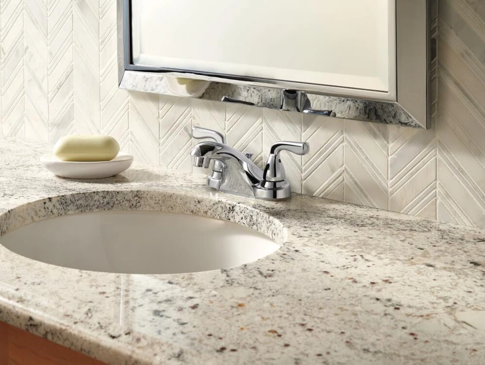 Grifo de baño Delta Foundations Centerset cromado certificado reformado Foto 2 de 2