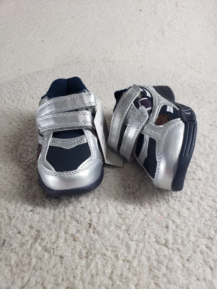 Zapatillas deportivas Carters para niños pequeños 7M plateadas de cuero PU gancho lazo cómodo Foto 4 de 4