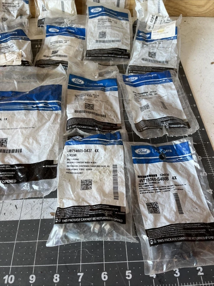 Gran lote de piezas de Ford y Motorcraft. Foto 4 de 4