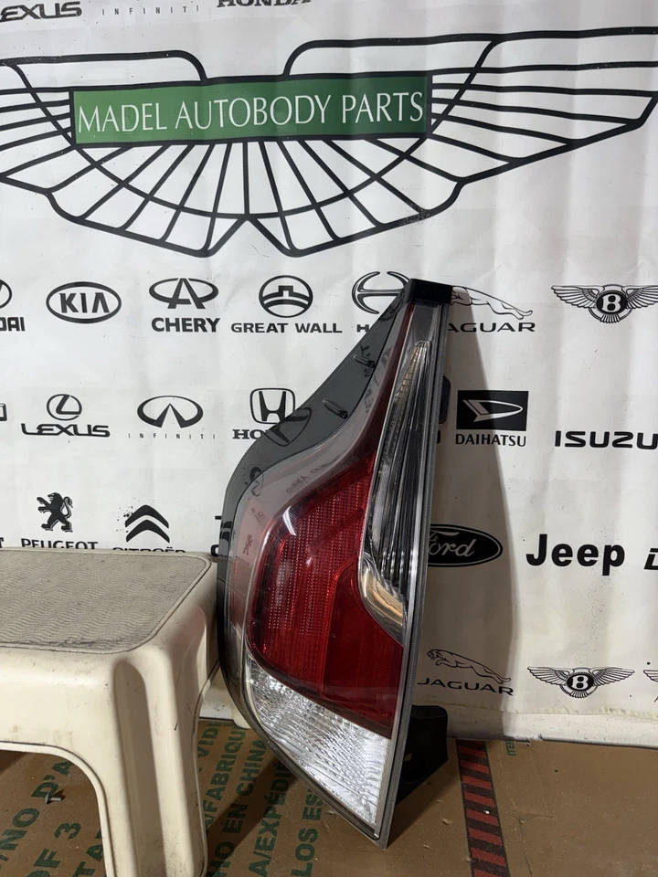 15-17 丰田普锐斯 C 左驾驶员侧尾灯 原始设备制造商 — 第 2/4 张图片