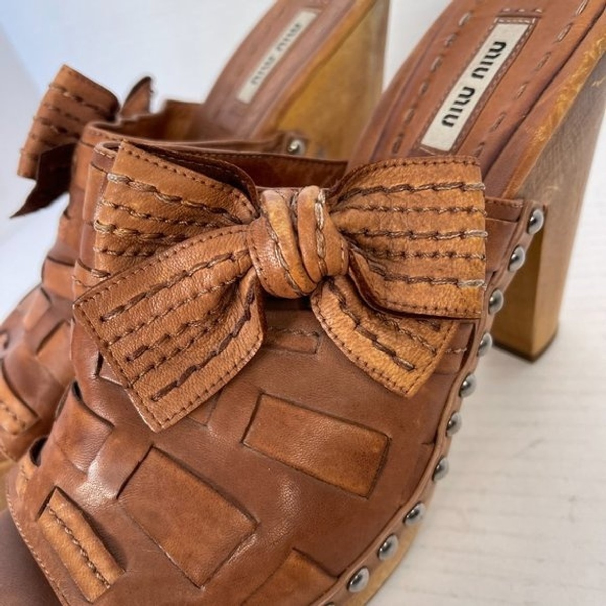 サンダル・ミュール MiuMiu Miu Miu Canvas and Leather Clogs Beige/brandy Canvas And Leather Clogs | Miu Miu