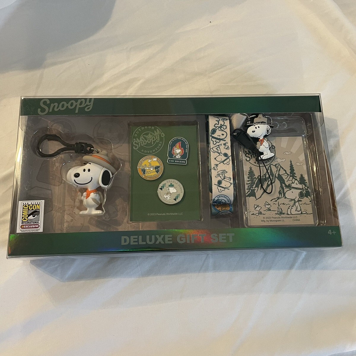 SDCC 2023 Peanuts Snoopy Deluxe Gift Set Bag Clip Enamel