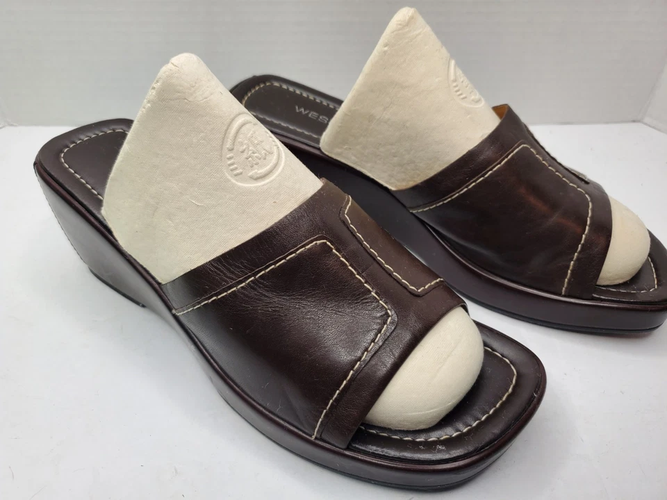 Sandálias anabela de couro marrom biqueira aberta Westies 7 M femininas muito limpas - Imagem 3 de 4