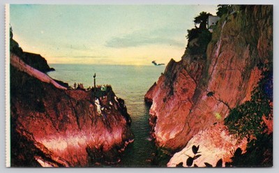 Acapulco Mexico La Quebrada Cliff Divers Sunset Vintage Postcard