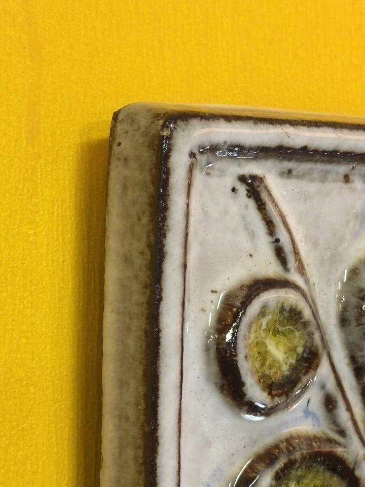 Azulejo de pared en relieve vintage danés Noomi Backhausen Soholm años 60 - motivo de fruta Foto 2 de 4