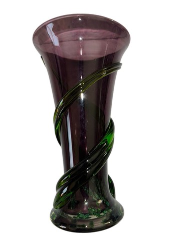 9" lila Vase mit grünen Weinreben Kunstglas mundgeblasen dunkel lila grüne Ranke.