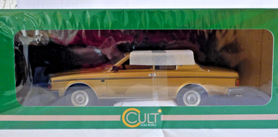 Kult Volvo 262C Coupe Bertone goldmetallic im Maßstab 1:18 mit hellbrauner Innenausstattung