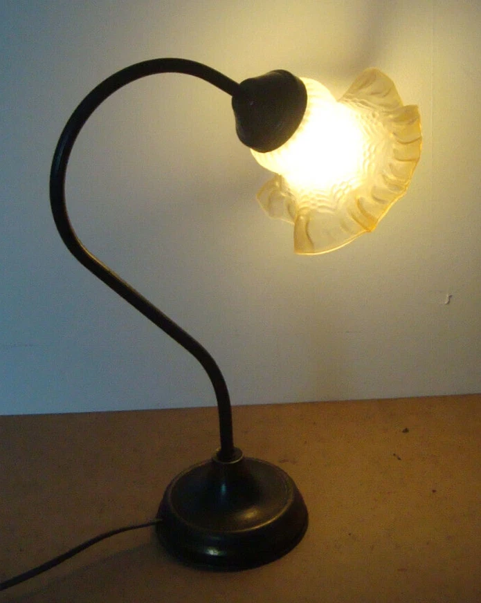 Lampe de table / Lampe de bureau "MONTEUSE" En laiton avec tulipe - Photo 2/4