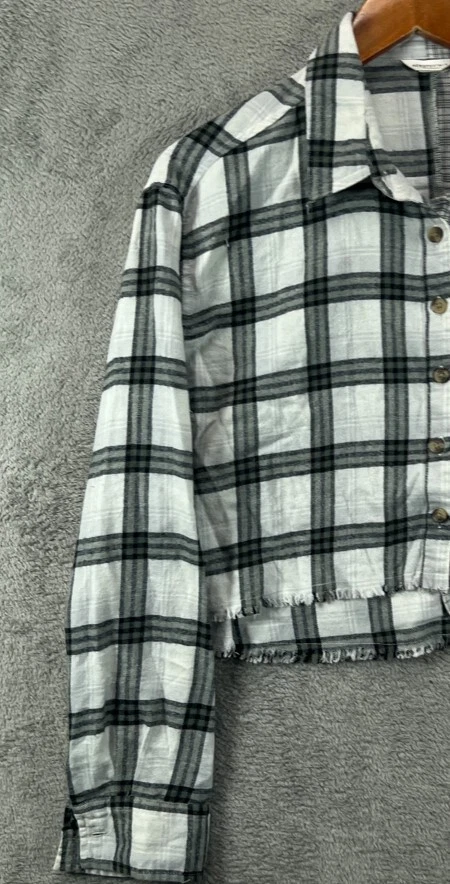 Camisa de franela corta mediana Aeropostale para mujer a cuadros deshilachada botón manga larga Foto 2 de 4