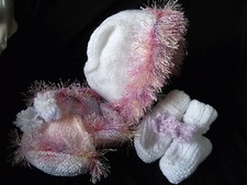Baby&rsquo;s Bonnet and 2 pairs of Bootees &ndash; Ref 511
