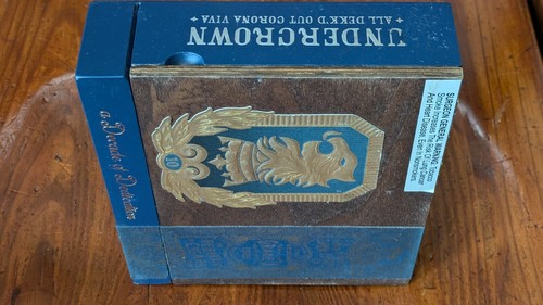 Caja de cigarros de madera Undercrown All Dekk’d Out Drew Estate 10 5x43 Corono Viva *Vacía* - Imagen 10 de 17