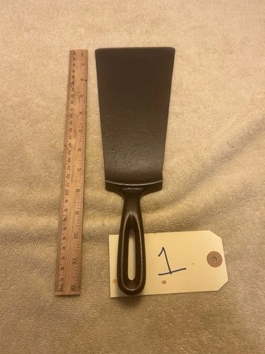 Vintage Unmarked Lodge #8 Cast Iron Spatula