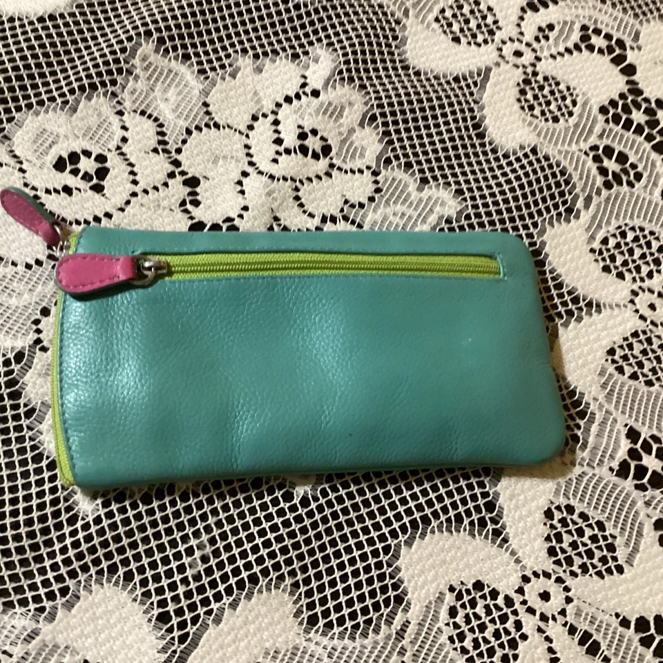 Estuche colorido para gafas de sol de cuero lli New York para dama Foto 4 de 4