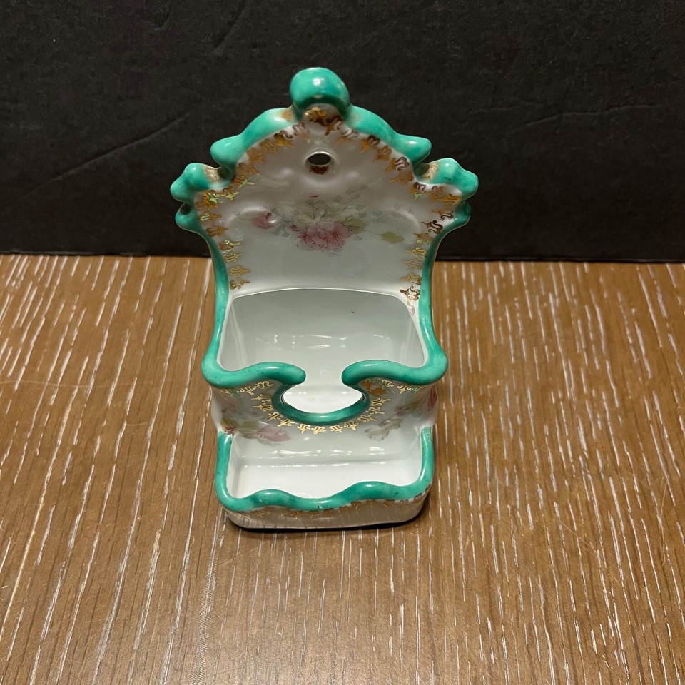 BEAUTIFUL VTG VICTORIA CARLSBAD MATCH HOLDER W/ STRIKER ON SIDES FLORAL