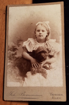 sitting little girl with dog/CDV Joh. Bornemann Verden