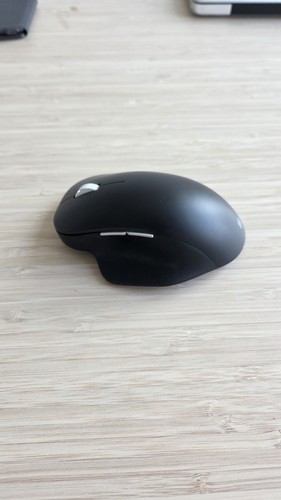 Microsoft BLACK Bluetooth Ergonomic Mouse w/Thumb Rest & Precise Tracking - Afbeelding 2 van 3