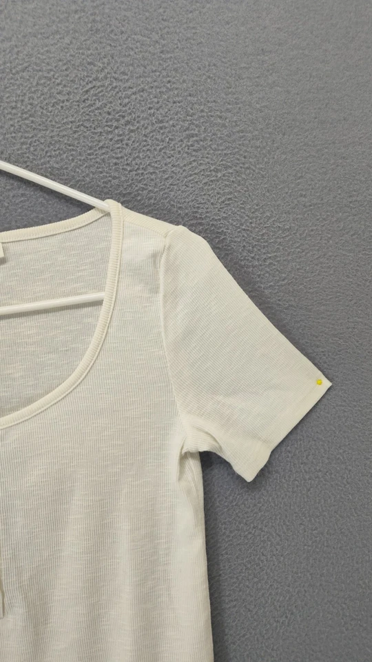 Camisa feminina Gap XS bege gola redonda manga curta botão elástico casual top - Imagem 3 de 4