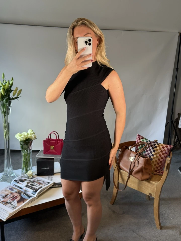 Vestido BOTTEGA VENETA UK M Negro Plano Acanalado Espiral Mini Vestido Un Hombro Foto 2 de 4