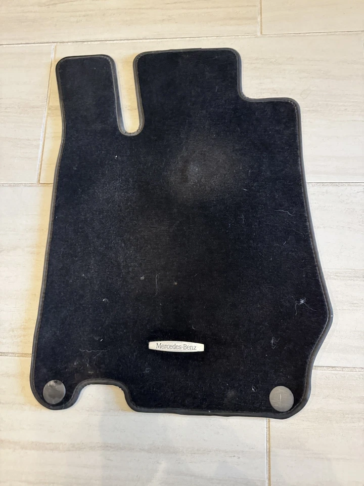 Комплект напольных ковриков Mercedes-Benz R230 03-12 SL черные от оригинального производителя SL550 SL55 SL600 SL65 - Изображение 2 из 4