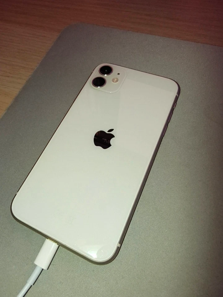 iPhone 11 Unlocked White 64GB Used Scratched/Screenburn - Image 4 of 4