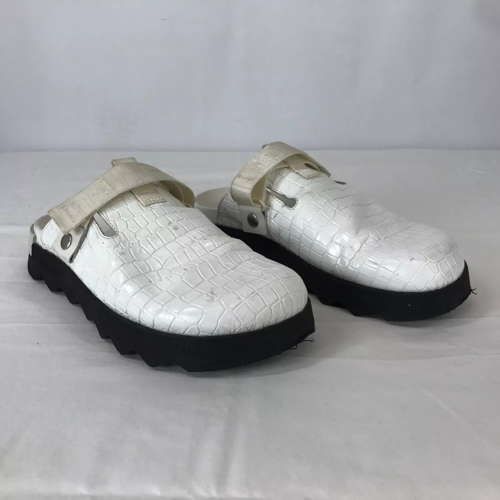 sorel vibe slip on clog mule 