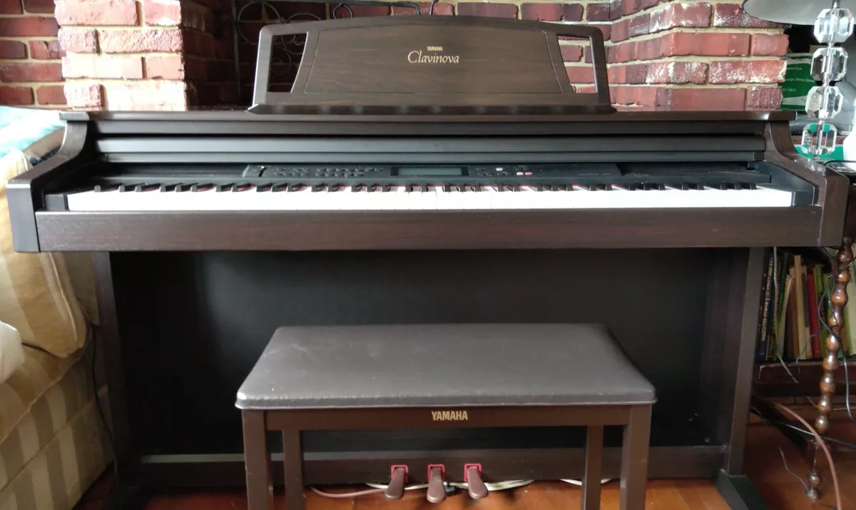 Yamaha Clavinova Clp 611 Hardly used and works perfectly