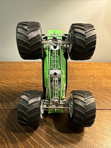 Monster Jam GRAVE DIGGER 4 TIME CHAMPION TOP Silver Rims 2006 Hot Wheels 1:64 - Picture 6 of 7