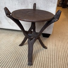 Afrikanischer geschnitzter klappbarer Dreibeintisch aus Holz mit Kopf und Füßen Design  