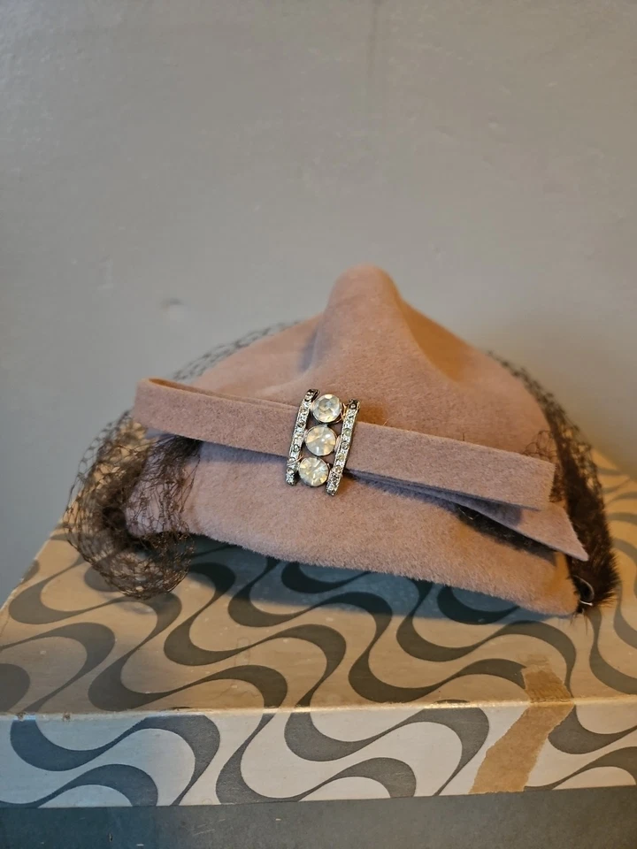 Sombrero Fascinador Genuino Vintage Terciopelo Damas Piel Rosa Recortado con Acento de Red Foto 2 de 4