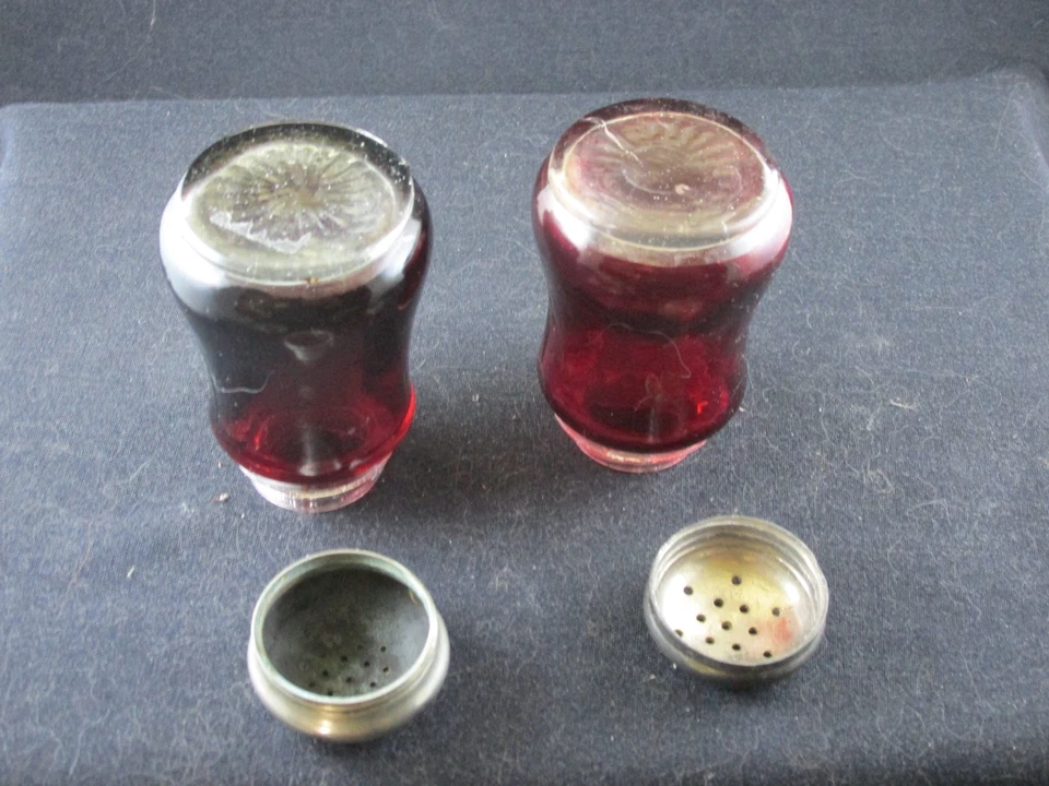 EAPG RUBY STAINED CLEAR GLASS PAIR 1890S SALT SHAKERS 3.5IN GILT ANTIQUE - Image 3 of 3