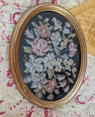 Antiker ovaler kleinerer Seiden-Gobelin mit Nadelspitze und rosa Rosen & Glockenblumen