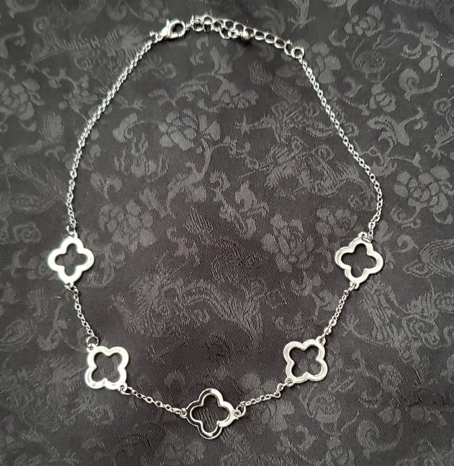 Collar Clavícula 15" Estilo Diseñador Tono Plata Trébol 4 Hojas con 3" Ajustable 