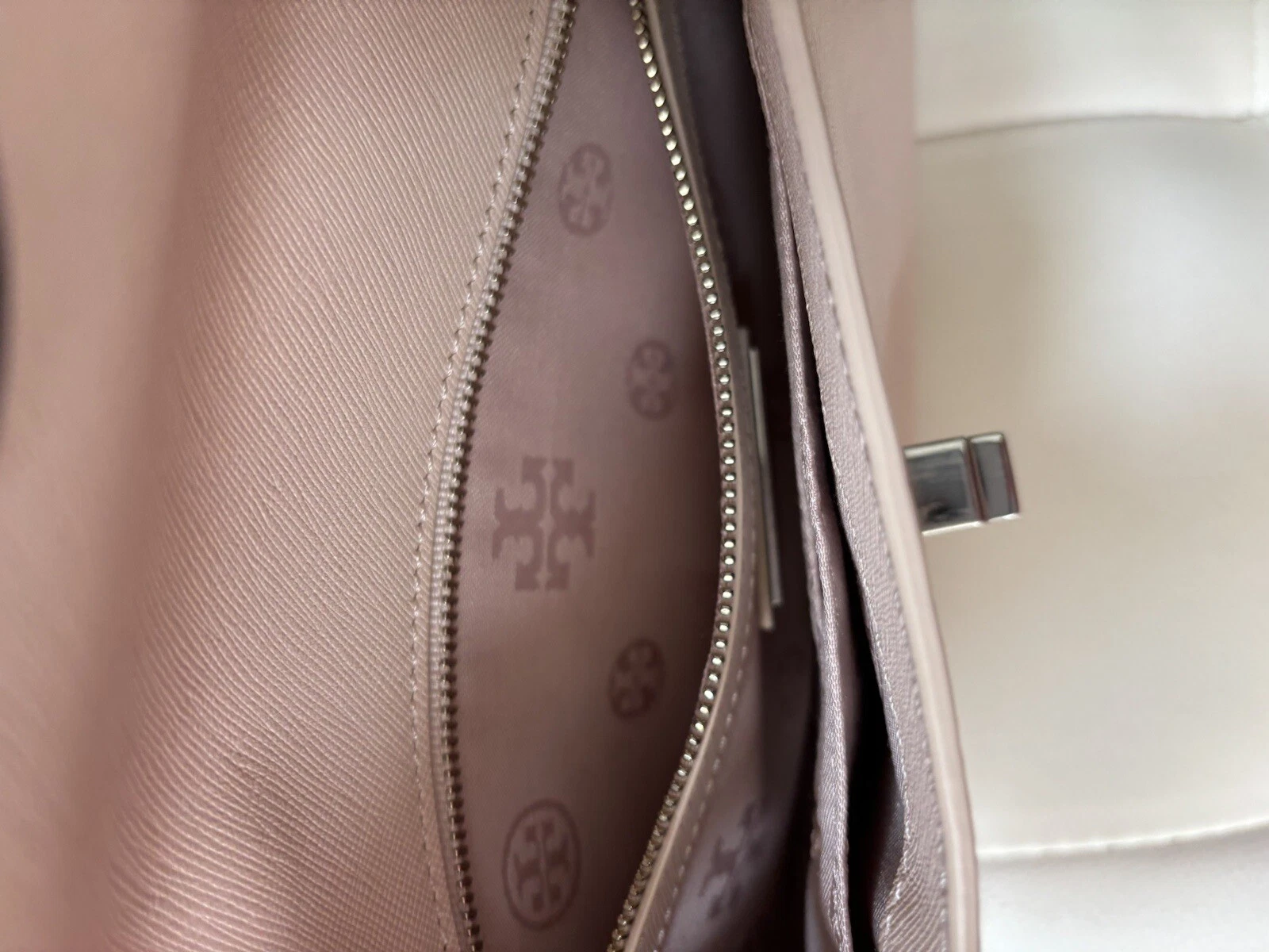 Borsa a tracolla TORY BURCH logo argento rosa chiaro beige. Borsa antipolvere inclusa