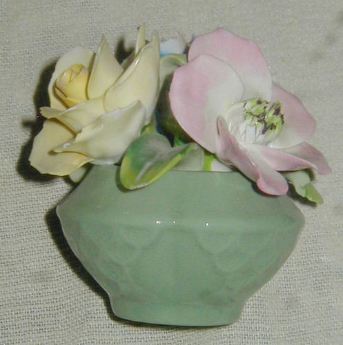 VINTAGE ENGLISH STAFFORDSHIRE FLORAL PORCELAIN BOUQUET BASKET, POT - Picture 5 of 6
