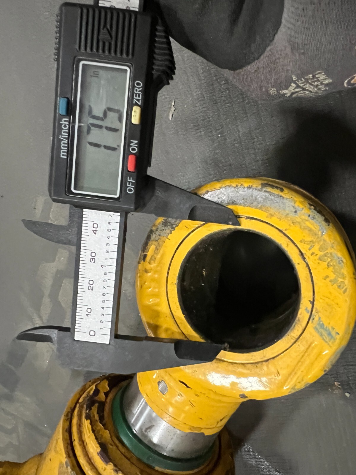 GENUINE John Deere Original Equipment Hydraulic Cylinder H211597 