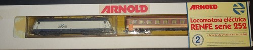 Arnold 0274 Ellok 252 + 2.Kl. Personenwagen - Set  2-teilig der RENFE in OVP,  N | Condition: Neu