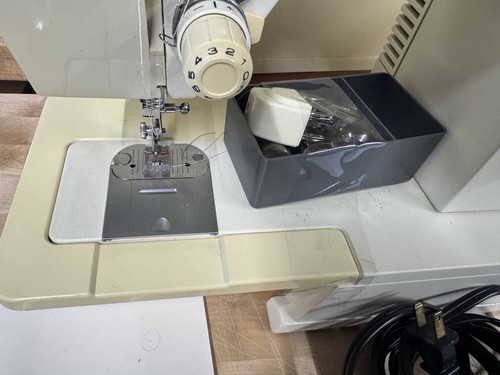 Vintage Electronic Singer Sewing Machine 6215C W/ Pedal With Carring Case - 第 2/8 張圖片