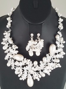 Silver Pearl and Crystal Statement FASHION Necklace Set 