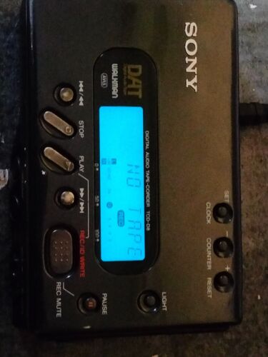 Sony TCD D 8 DAT Player/ Recorder Display/ Light / Motor works For Parts - Picture 1 of 8